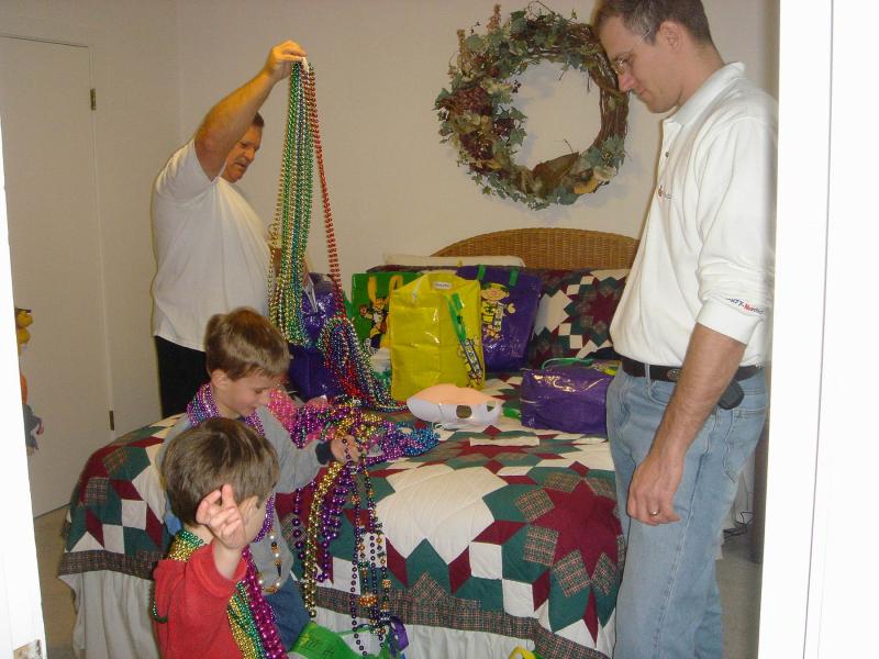 2005/02(Feb)/01(MardiGras)/800x600_2005-02-12 -Beads-Home-2.JPG